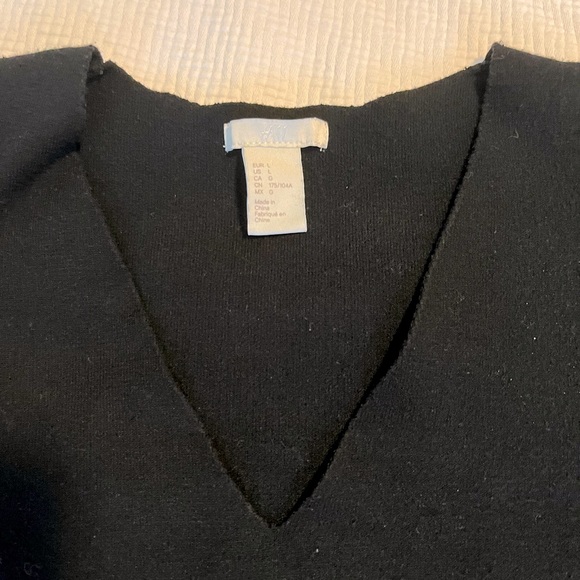 H&M Black V-Neck Balloon Sleeve Sweater - Picture 2 of 12